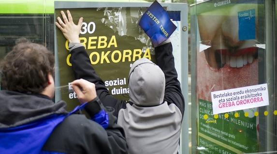 Jóvenes pegan carteles en Donostia. (Juan Carlos RUIZ/ARGAZKI PRESS)