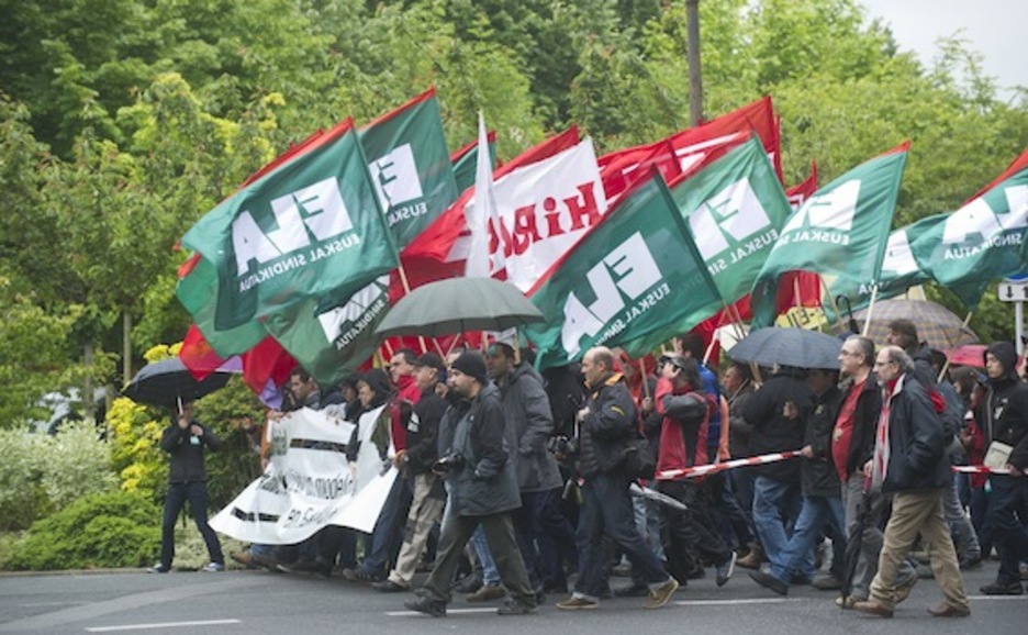 Sindikatuetako bandera ugari, manifestazioan. (Jon URBE/ARGAZKI PRESS)