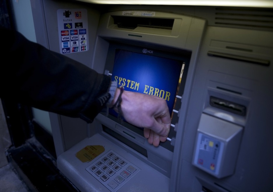 Una pegatina de ‘System error’ en un cajero automático. (Juan Carlos RUIZ/ARGAZKI PRESS) 