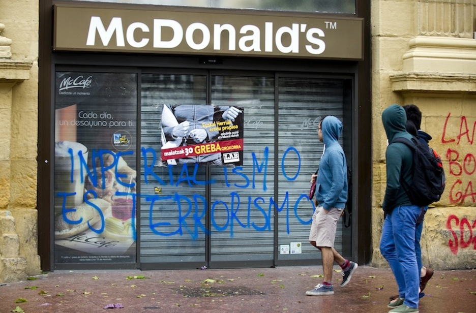 El Mc Donald's, cerrado. (Juan Carlos RUIZ/ARGAZKI PRESS) 