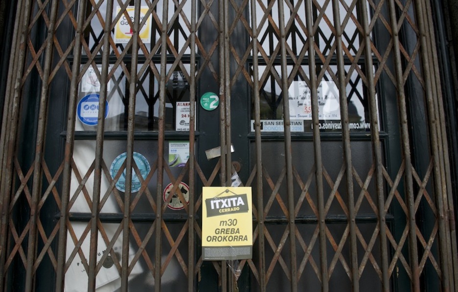 Un bar cerrado en Donostia. (Jon URBE/ARGAZKI PRESS)