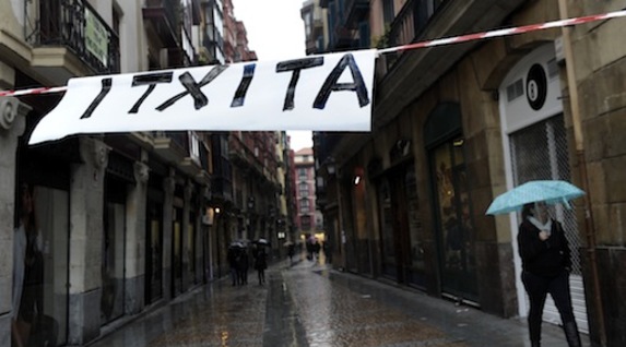 Cartel puesto en la Parte Vieja de Bilbo. (Marisol RAMIREZ/ARGAZKI PRESS)