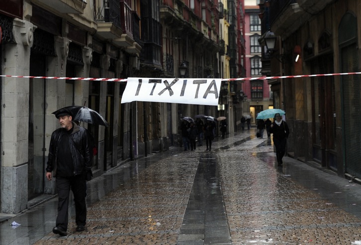 Cartel de «itxita» en el Casco Viejo de Bilbo. (Marisol RAMIREZ/ARGAZKI PRESS)