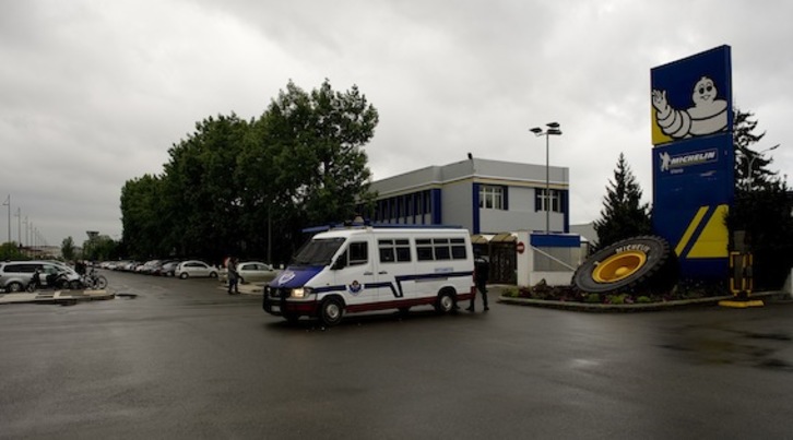 Un furgón de la Ertzaintza, en el exterior de la planta de Michelin. (Raul BOGAJO/ARGAZKI PRESS)