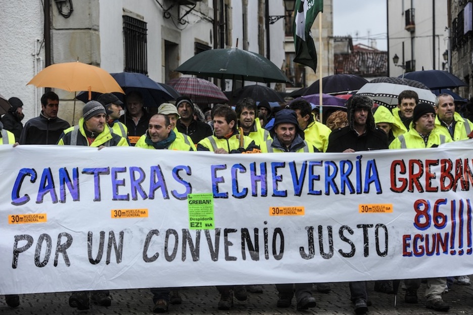 Trabajadores de Canteras Echeverría se han sumado a la manifestación. (Jagoba MANTEROLA/ARGAZKI PRESS) Trabajadores de Canteras Echeverría se han sumado a la manifestación. (Jagoba MANTEROLA/ARGAZKI PRESS)