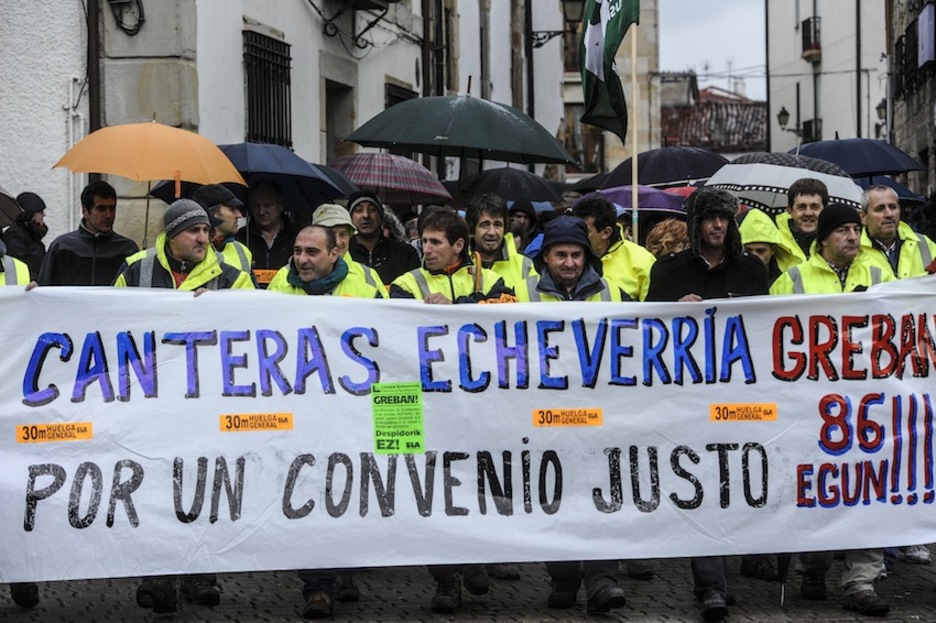 Trabajadores de Canteras Echeverría se han sumado a la manifestación. (Jagoba MANTEROLA/ARGAZKI PRESS)