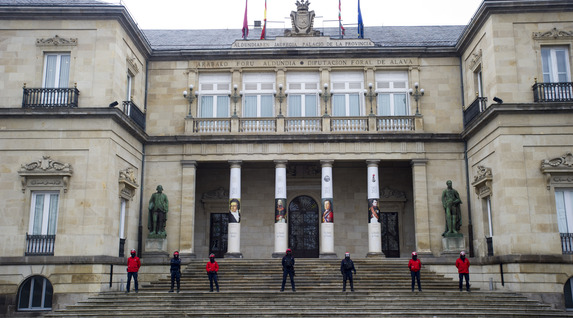 La Ertzaintza ha estado en la Diputación de Araba. (Juanan RUIZ/ARGAZKI PRESS)