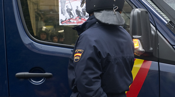 Un Policía Foral mira a una pegatina de su furgona. (Idoia ZABALETA/ARGAZKI PRESS)