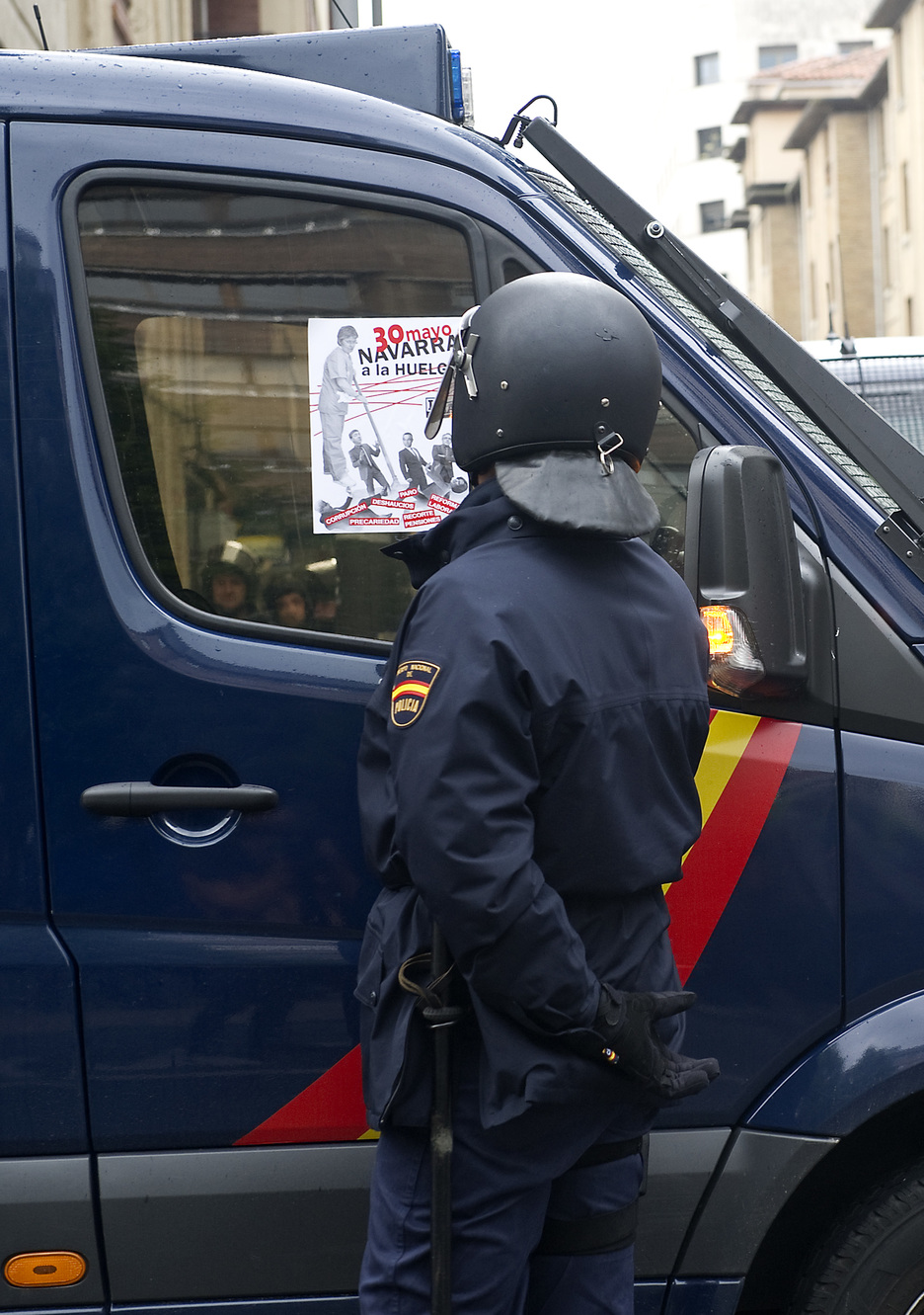 Un Policía Foral mira a una pegatina de su furgona. (Idoia ZABALETA/ARGAZKI PRESS)