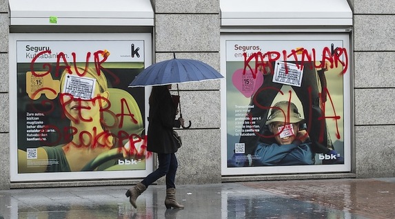 Pintadas a favor de la huelga y en contra del capitalismo en la sede de Kutxabank en Bilbo. (Luis JAUREGIALTZO/ARGAZKI PRESS)