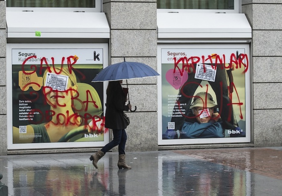 Pintadas a favor de la huelga y en contra del capitalismo en la sede de Kutxabank en Bilbo. (Luis JAUREGIALTZO/ARGAZKI PRESS)