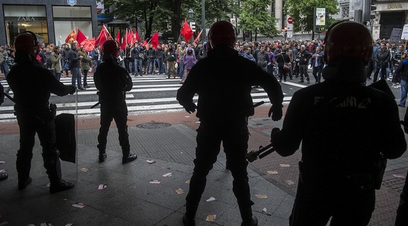 Incidentes entre la Ertzaintza y los manifestantes en Bilbo. (Luis JAUREGIALTZO/ARGAZKI PRESS)