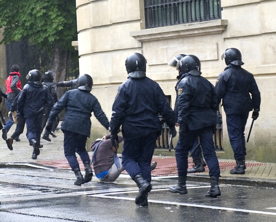 La Policía ha cargado contra los manifestantes en el Corte Inglés de Iruñea. (Idoia ZABALETA/ARGAZKI PRESS)