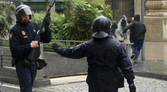 Un policía calma a otro en Iruñea. (Idoia ZABALETA/ARGAZKI PRESS)
