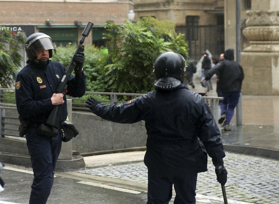 Un policía calma a otro en Iruñea. (Idoia ZABALETA/ARGAZKI PRESS)
