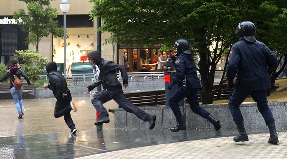 La Policía ha cargado contra los manifestantes en el Corte Inglés de Iruñea. (Idoia ZABALETA/ARGAZKI PRESS)