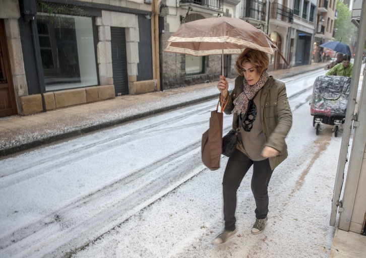 Imagen de archivo de una granizada en Zarautz. (Gorka RUBIO/ARGAZKI PRESS)