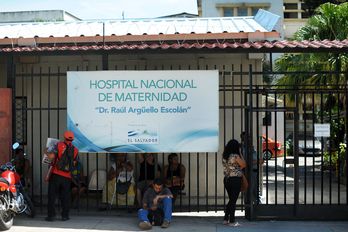 Hospital donde permanece ingresada la joven Beatriz. (José CABEZAS/AFP)