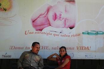 Una pareja aguarda en el exterior del Hospital Materno donde se encuentra ingresada Beatriz. (José CABEZAS/AFP)