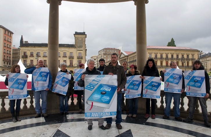 ‘Herritarron epaia’ iniziatiba aurkeztu dute Herrirako kideek Iruñean. (Idoia ZABALETA/ARGAZKI PRESS)