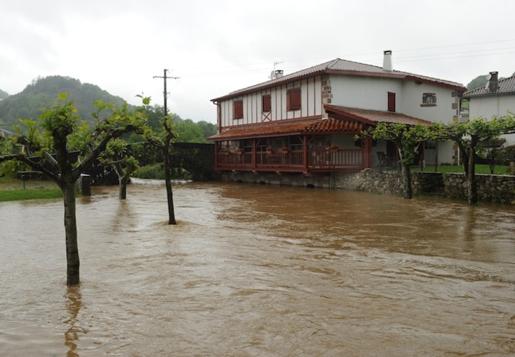 Lekuinen Arhan ibaiak gainezka egin du. (Gaizka IROZ)