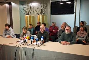Imagen de la rueda de prensa que han ofrecido los interlocutores de EPPK. (Jon HERNAEZ/ARGAZKI PRESS)