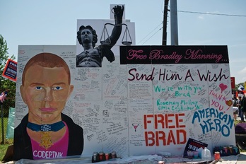 Un mural pide la libertad de Manning en Fort Meade, donde va a ser juzgado. (Lexey SWALL/AFP)