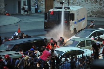La Policía utiliza cañones de agua para dispersar a los manifestantes de las proximidades de la oficina de Erdogan en Estambul. (Ozan KOSE/AFP) 