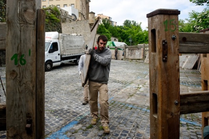 Aldatz Remiro enpresako arotzak, hesiak jartzeko lanetan. (Iñigo URIZ/ARGAZKI PRESS)