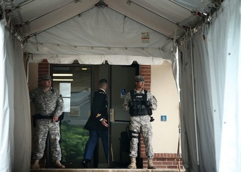 Agentes de la Policía militar de EEUU custodian la entrada al tribunal donde ha arrancado el juicio contra Manning. (Alex WONG/AFP PHOTO)