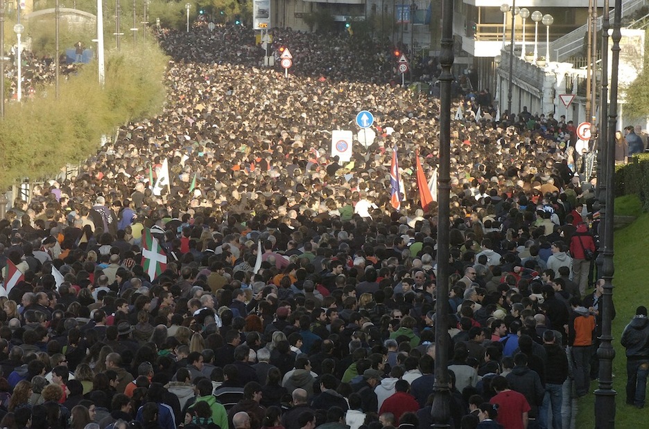 <strong>17.10.2009:</strong> Una multitudinaria manifestación recorre Donostia para exigir la puesta en libertad de los arrestados.