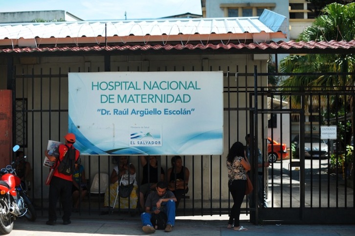 Exterior del hospital en el que está ingresada la joven salvadoreña. (José CABEZAS/AFP) 