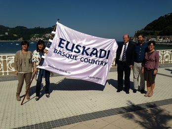 Euskadi Basque Country banderaren aurkezpen ekitaldiko argazki bat. (ligasanmiguel.com)