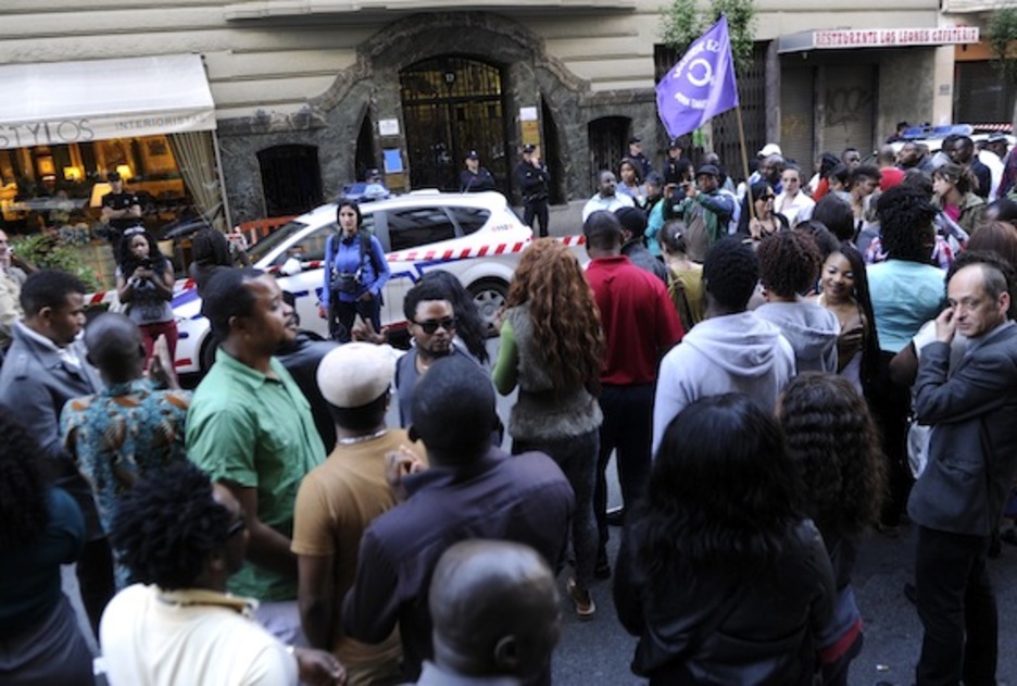 Los manifestantes, frente al gimnasio donde fue hallada la joven agredida. (Marisol RAMIREZ/ARGAZKI PRESS)