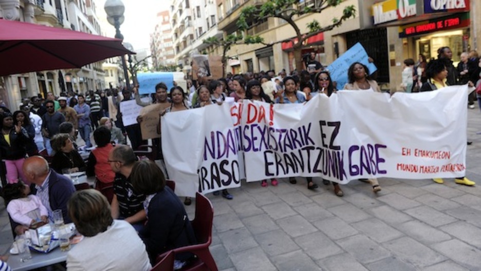La manifestación ha ido de la plaza Indautxu al gimnasio regenteado por Juan Carlos Aguilar. (Marisol RAMIREZ/ARGAZKI PRESS)