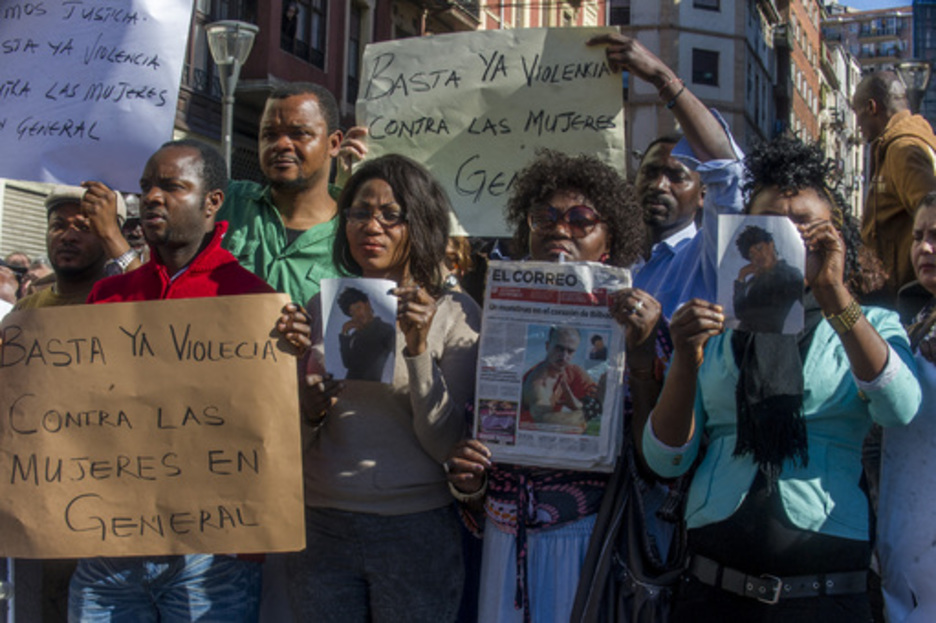 Los concentrados a convocatoria de Askabide han portado numerosos carteles contra la violencia sexista. (Monika DEL VALLE/ARGAZKI PRESS)