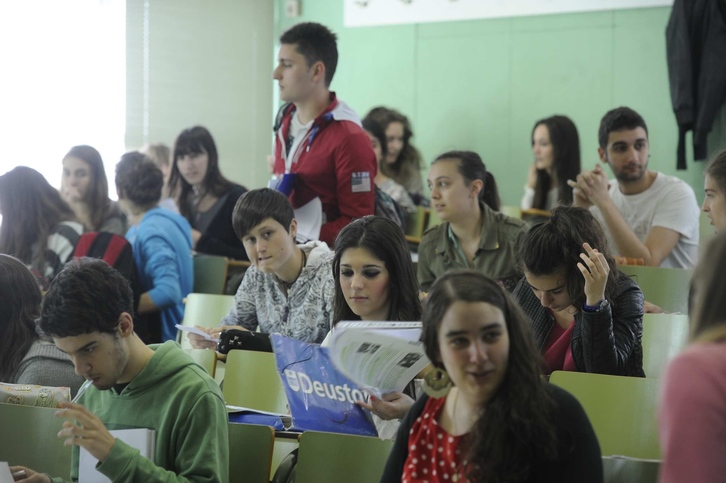 Gaur hasi eta ostirala bitarte luzatuko zaizkie azterketak ikasleei. (ARGAZKI PRESS)