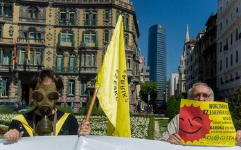 Ekologistak Martxan se ha concentrado hoy en Bilbo contra el cierre de Garoña. (Monika DEL VALLE/ARGAZKI PRESS)
