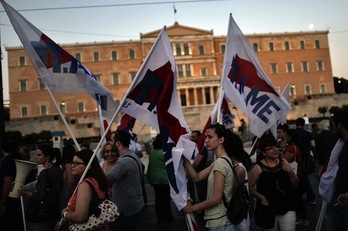 Manifestación del sindicato comunista PAME frente al Parlamento griego. (Aris MESSINIS/AFP PHOTO)
