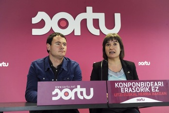 Hasier Arraiz y Maribi Ugarteburu han valorado en rueda de prensa el inicio del macrojuicio contra Batasuna. (ARGAZKI PRESS)