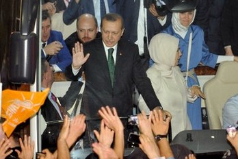 El primer ministro turco, Recep Tayyip Erdogan, durante su discurso a su vuelta al aeropuerto de Estambul. (Ozan KOSE/AFP). 