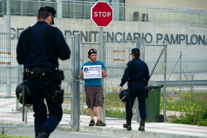 La Policía española ha detenido a los dos encadenados en la cárcel de Iruñea. (Iñigo URIZ/ARGAZKI PRESS)