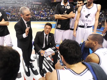 Rafa Pueyo (de pie) da instrucciones a los jugadores junto a Katsikaris. (Víctor SALGADO/LA OTRA FOTO)
