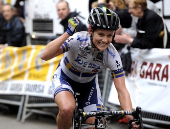 Emma Johansson, al cruzar la meta en Aretxabaleta. (Juanan RUIZ/ARGAZKI PRESS)