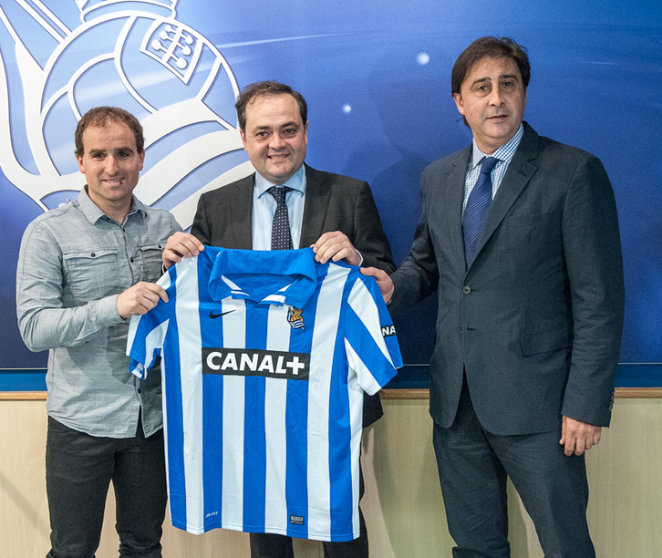 Jagoba Arrasate con Aperribay y Loren durant ela presentación. (ARGAZKI PRESS)