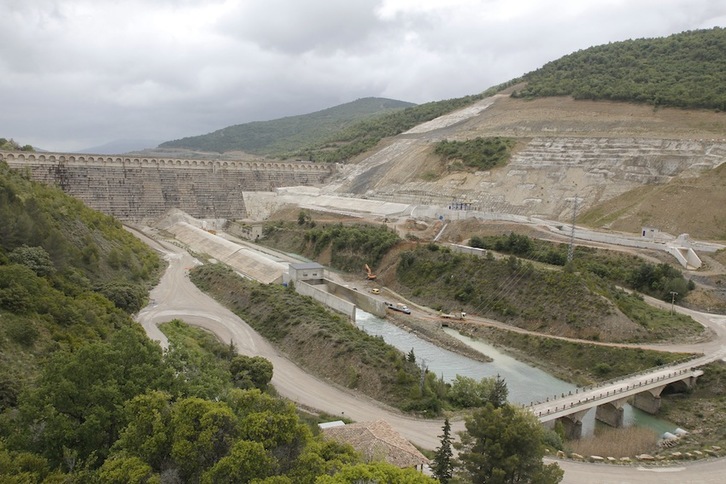 Vista de la presa de Esa y de las obras de recrecimiento. (Gotzon ARANBURU)