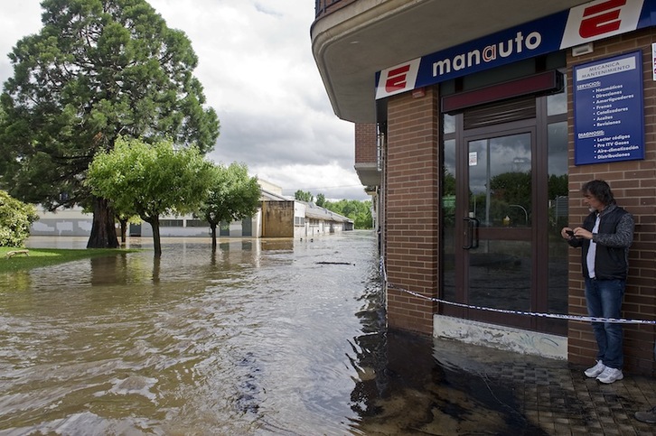 El río Arga se desbordó en Burlata y Atarrabia. (Idoia ZABALETA/ARGAZKI PRESS)