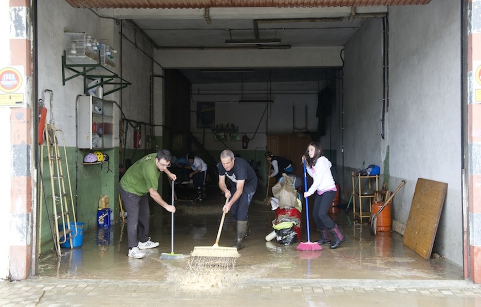 Familia guztiak jarri behar izan dute txukuntze lanetan. (Idoia ZABALETA/ARGAZKI PRESS)