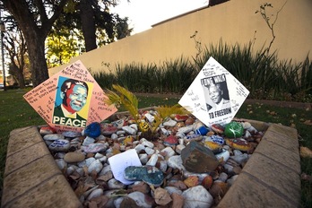 Mandelaren aldeko mezuak Johannesburgoko bere etxearen kanpoaldean. (Alexander JOE/AFP) 