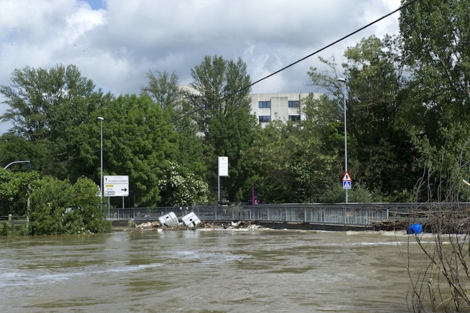 Arga ibaiak gainezka egin du. (Idoia ZABALETA/ARGAZKI PRESS)
